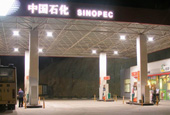中石化加油站兼职卖酒遭质疑